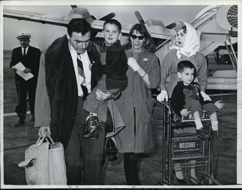 Load image into Gallery viewer, 1962 Press Photo David Johnson with wife Joanna and twin kids,Cole and Lindsay
