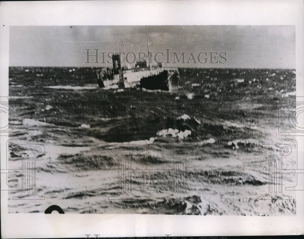 1935 Press Photo British Oil Tanker Valverda Caught Fire 36 Seamen Saved- Historic Images