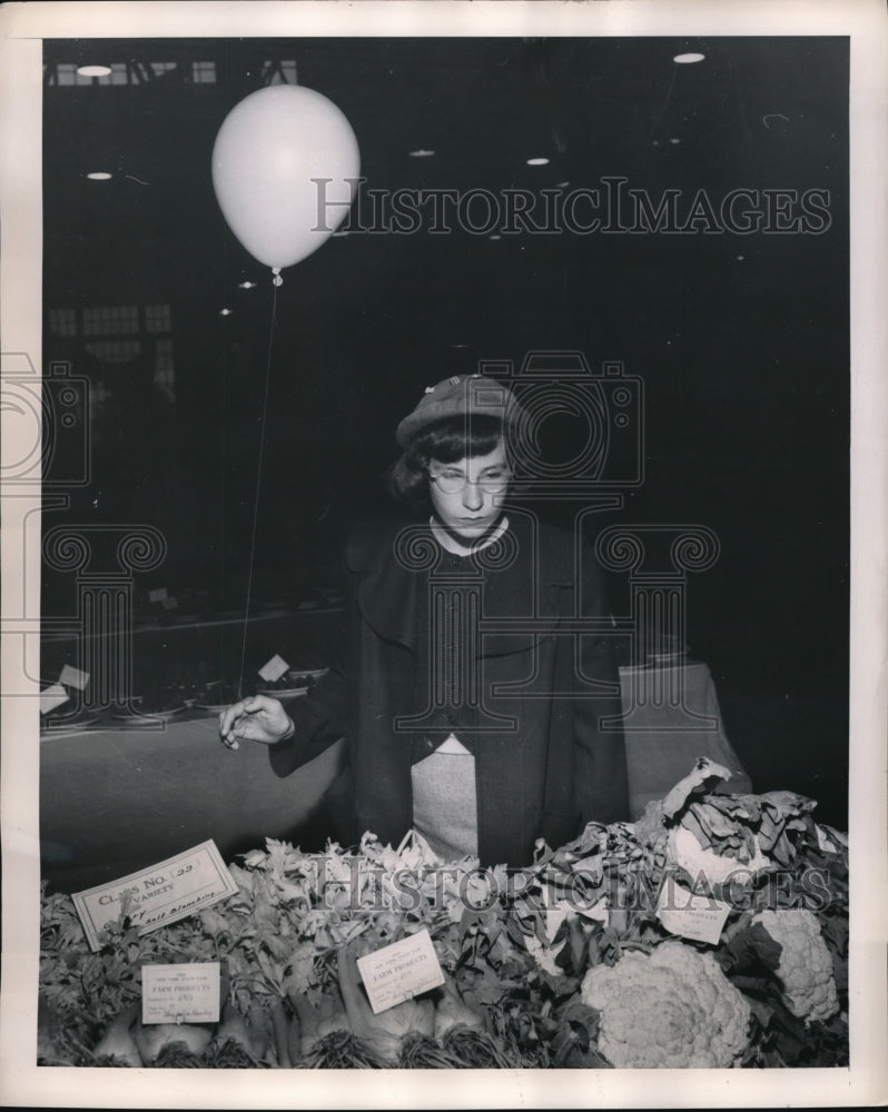 Load image into Gallery viewer, 1949 Press Photo Marilyn Kiefer at vegetable display at NY State fair

