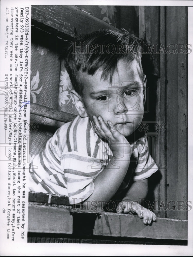 Load image into Gallery viewer, 1955 Press Photo Little Wayne Meade lonely face after realizing he is home alone

