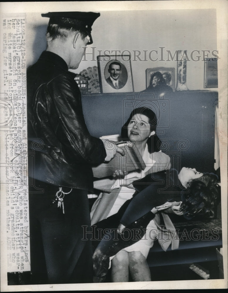 1947 Press Photo LA Calif Anne Schultz & body of daughter Audrey & police
