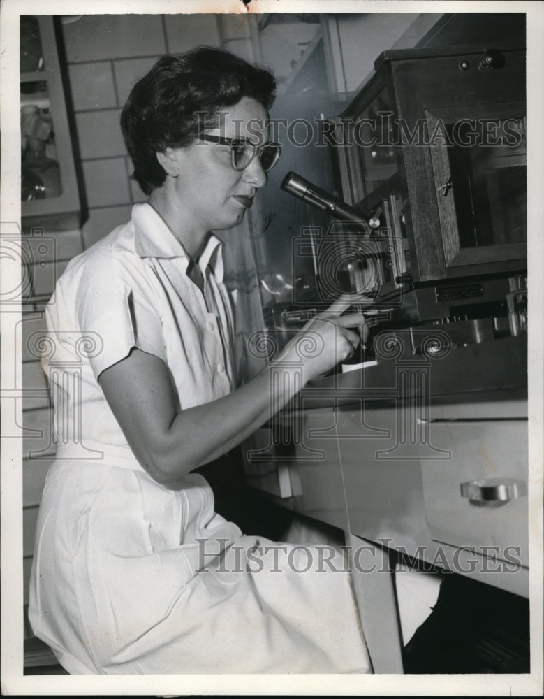 1954 Press Photo Jeannie Dinerstein, med tech at Dr Harry Goldblatt labs