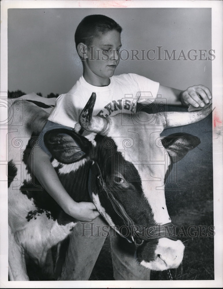 Load image into Gallery viewer, 1960 Press Photo 4H Club member Phil Johnson sharpens bull horns for the fair
