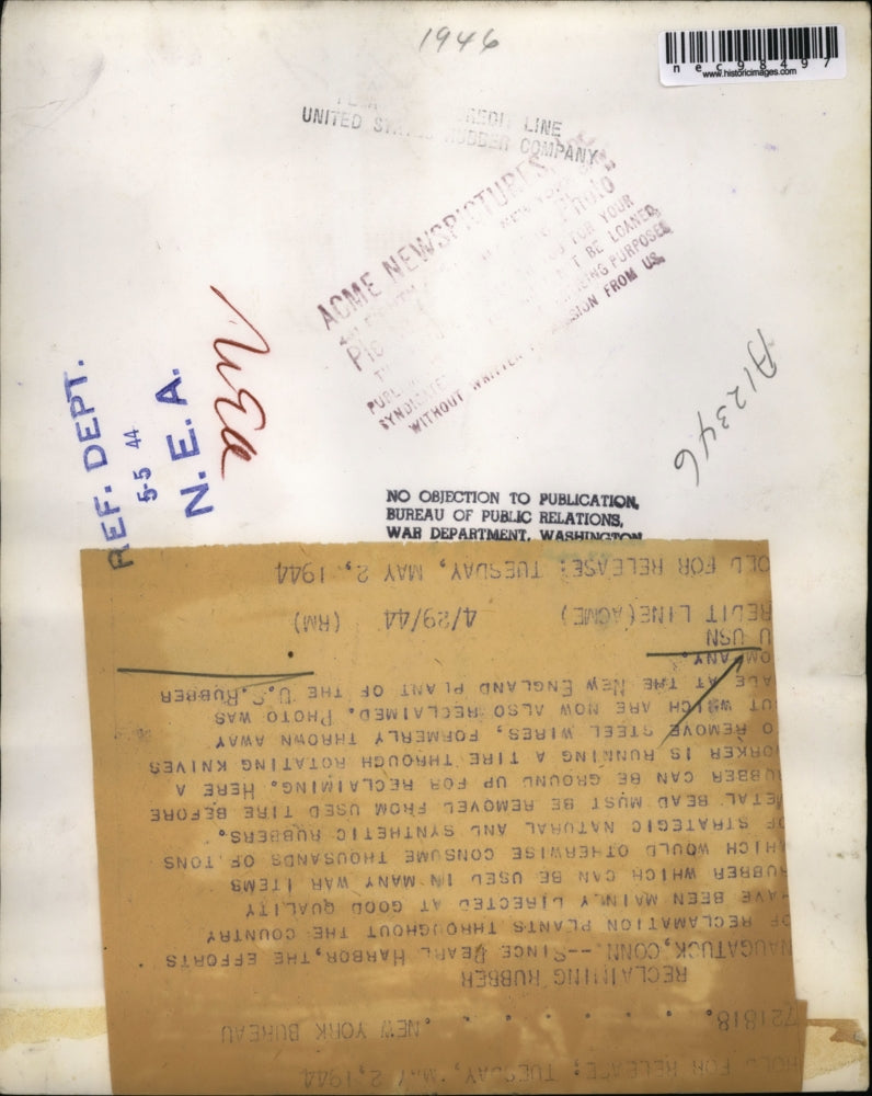 1944 Press Photo worker reclaiming rubber at a plant in Naugatuck CT during WWII