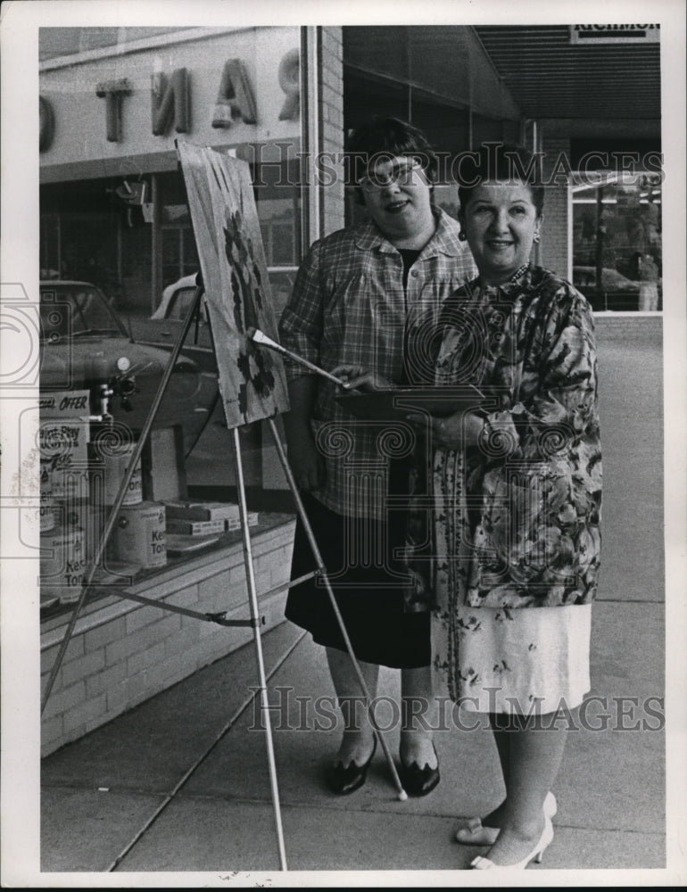Load image into Gallery viewer, 1967 Press Photo Mrs. Edwin Hawley Jr. and Mrs. Nyle Schuster Sidewalk Artist.
