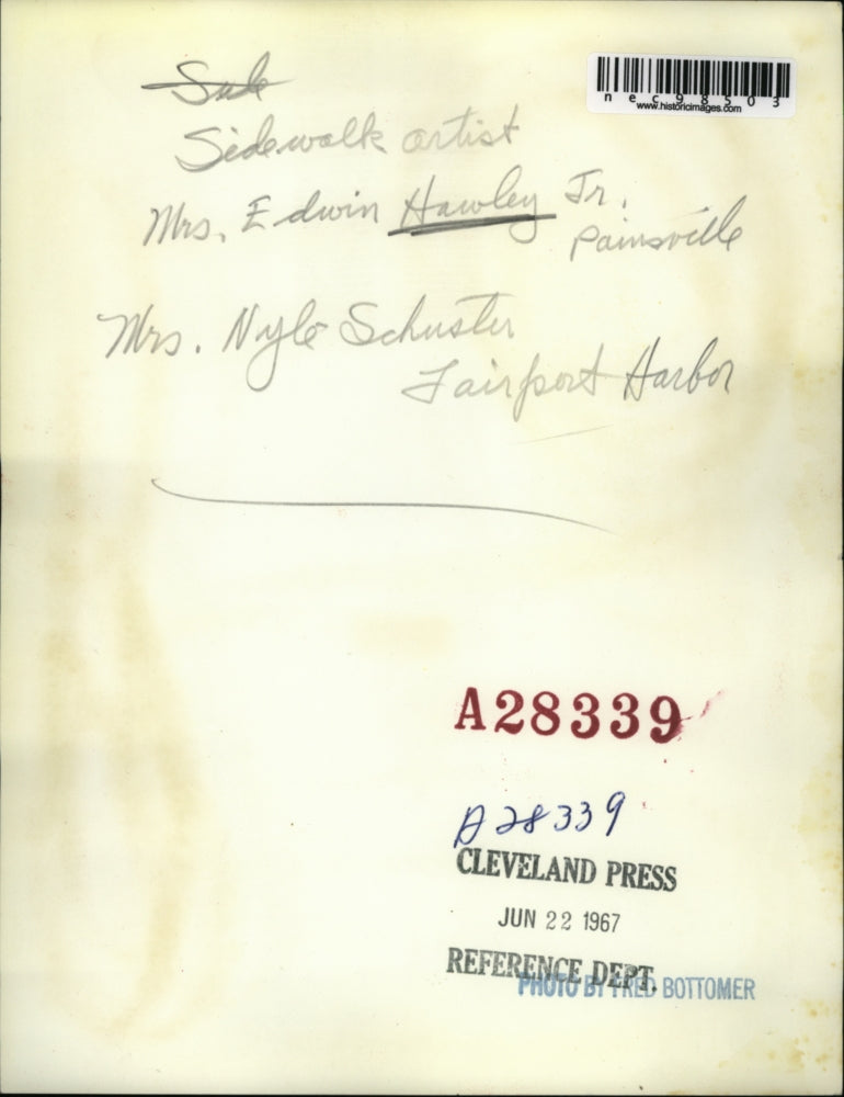 1967 Press Photo Mrs. Edwin Hawley Jr. and Mrs. Nyle Schuster Sidewalk Artist.