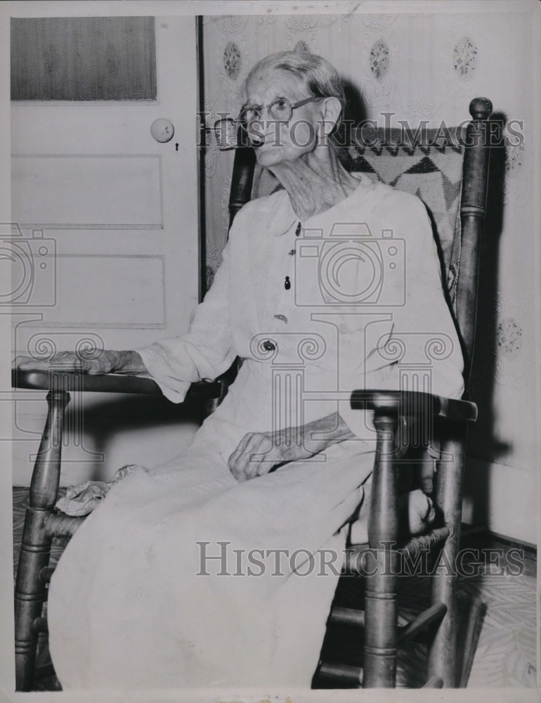 1947 Press Photo Kate Johnson, 106, resting between household chores