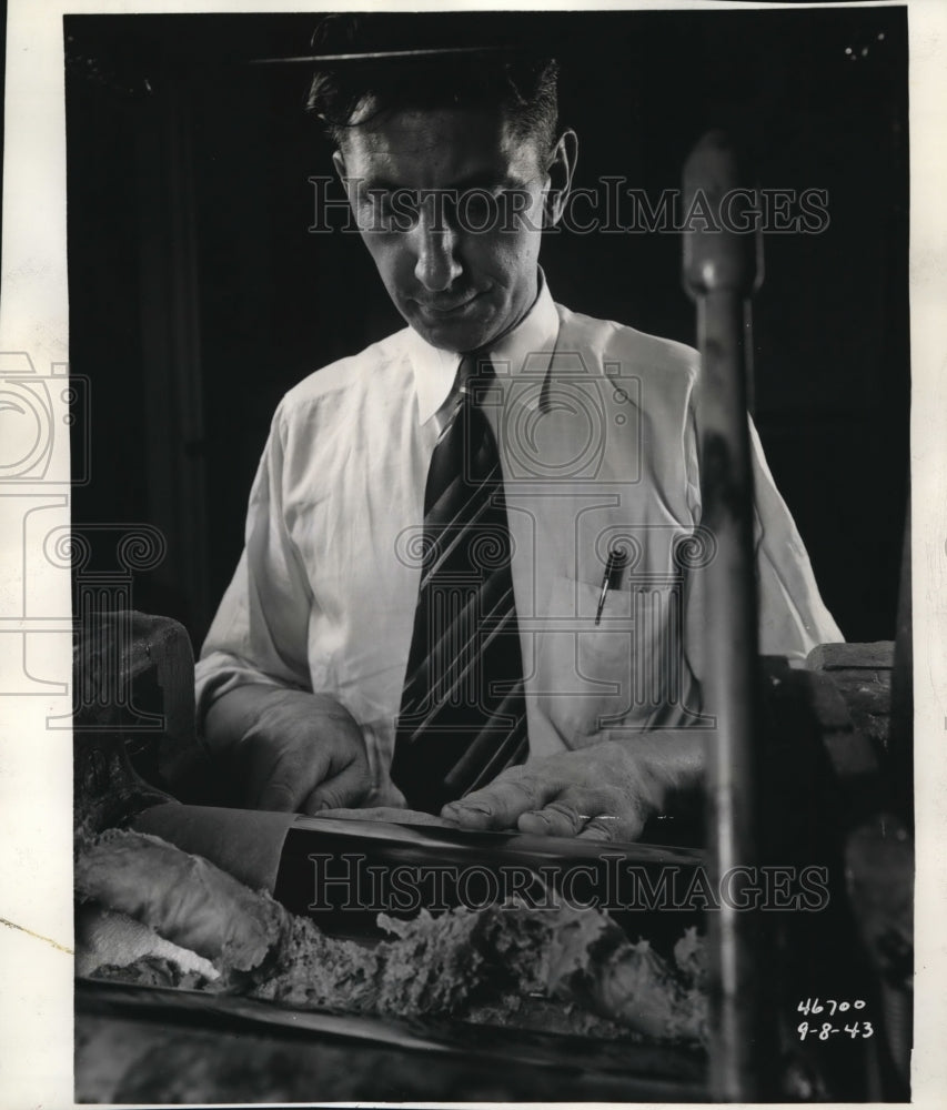 1943 Press Photo William Smitzel of Schenuit Rubber Company - nec98544