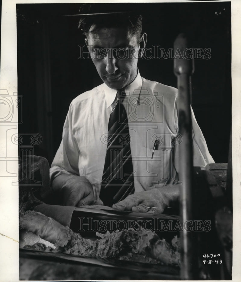 Load image into Gallery viewer, 1943 Press Photo William Smitzel of Schenuit Rubber Company - nec98544
