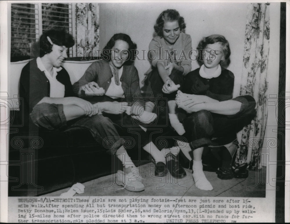 1952 Press Photo Girls walk 15-miles home after misdirection