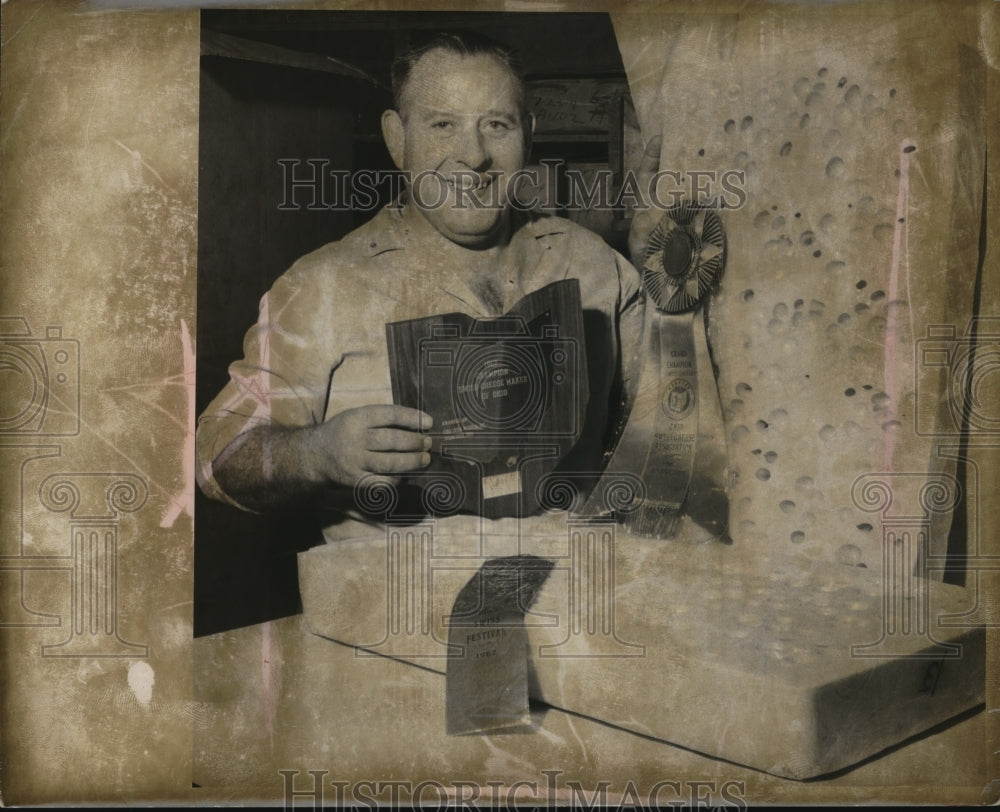 1968 Press Photo The Champion Cheese Maker Award goes to Hans Gorg of Holmes