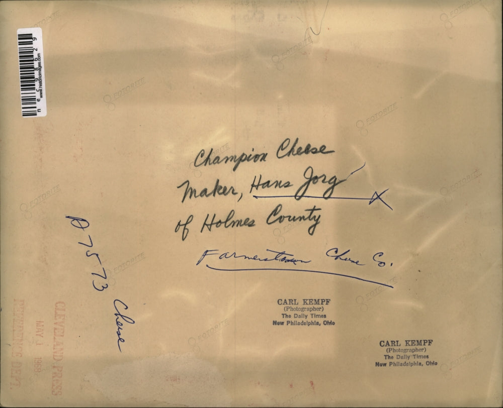 1968 Press Photo The Champion Cheese Maker Award goes to Hans Gorg of Holmes