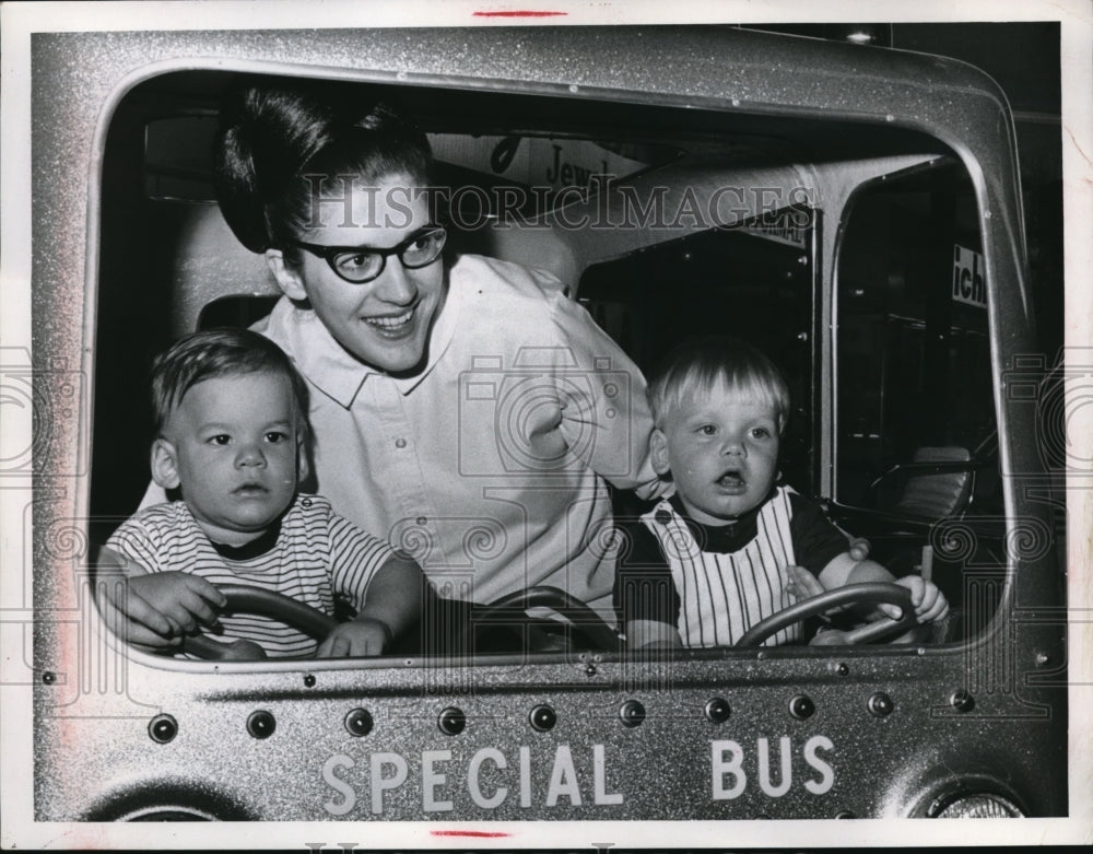Press Photo Johnnie Sherwood, Mrs Arthur J Sherwood and Michael Kolman