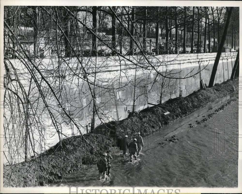 1968 Press Photo Paris France Waters of Seine River reaching flood level