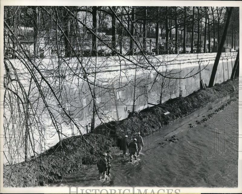 Load image into Gallery viewer, 1968 Press Photo Paris France Waters of Seine River reaching flood level
