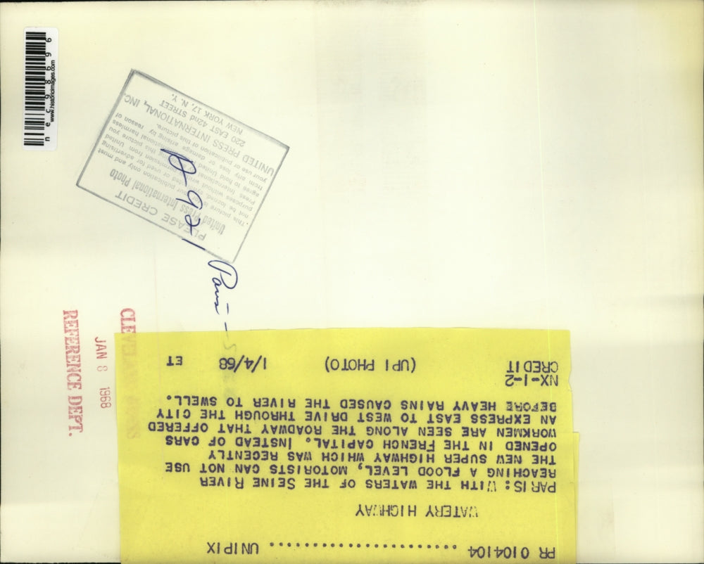 1968 Press Photo Paris France Waters of Seine River reaching flood level