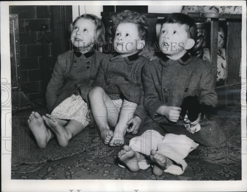 Load image into Gallery viewer, 1950 Press Photo London England 3 grandchildren of Halina Firth
