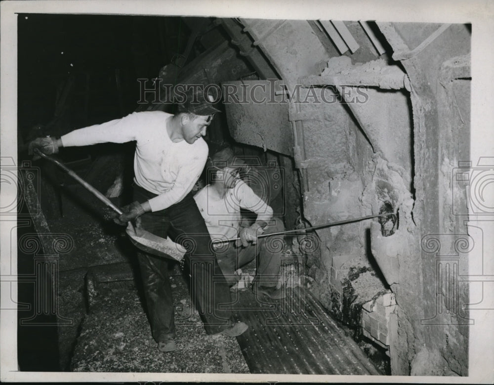 1946 Press Photo Chicago Mike Zerebing, Ray Karezewski at Ill Steel plant