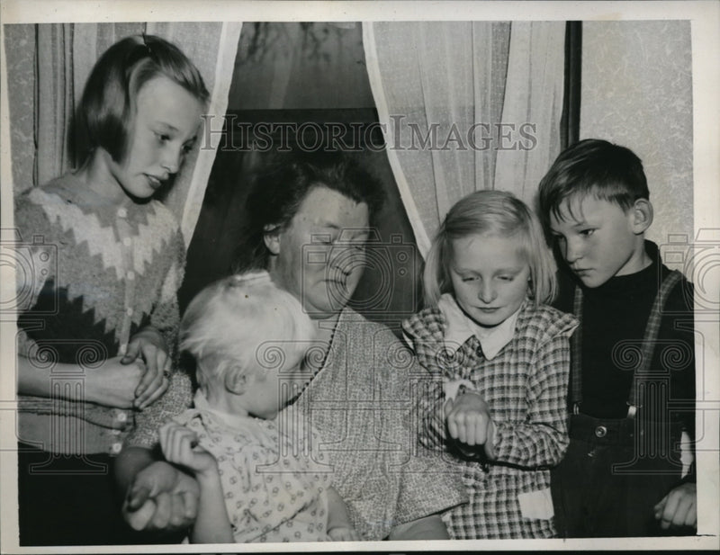 Load image into Gallery viewer, 1940 Press Photo Lansing Ill. Mrs Geo Zandstra &amp; kids Arl, Shirley, Ed bi by dog
