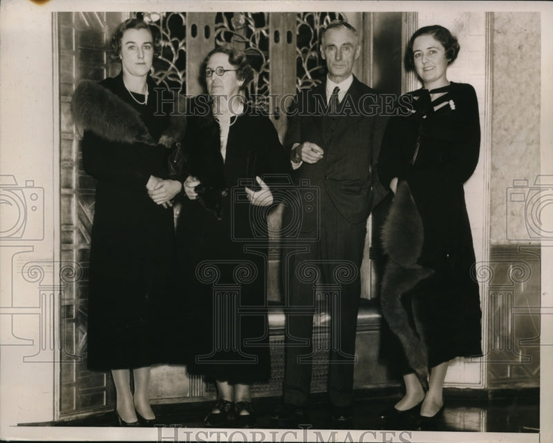 Load image into Gallery viewer, 1935 Press Photo TJ Hartigan New S Wales RR commissioner &amp; family - nec98808
