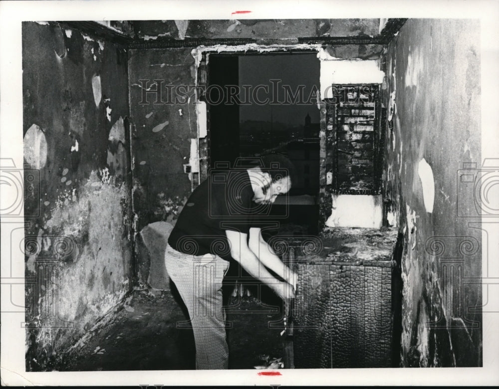 Press Photo James Hart in a burned out area of his home