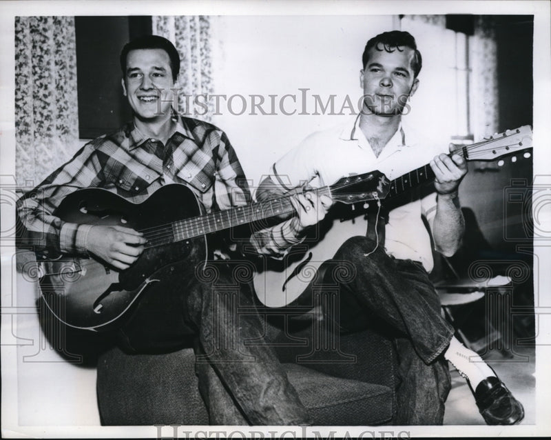 Load image into Gallery viewer, 1959 Press Photo Okmulgee Okal Dallas Morriss &amp; Ralph Ramsey play guitars
