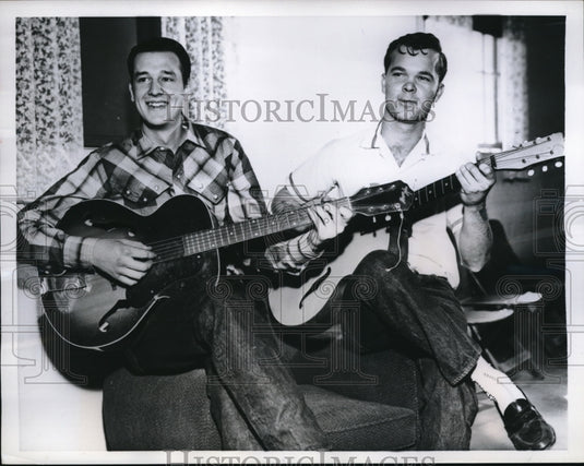 1959 Press Photo Okmulgee Okal Dallas Morriss & Ralph Ramsey play guitars
