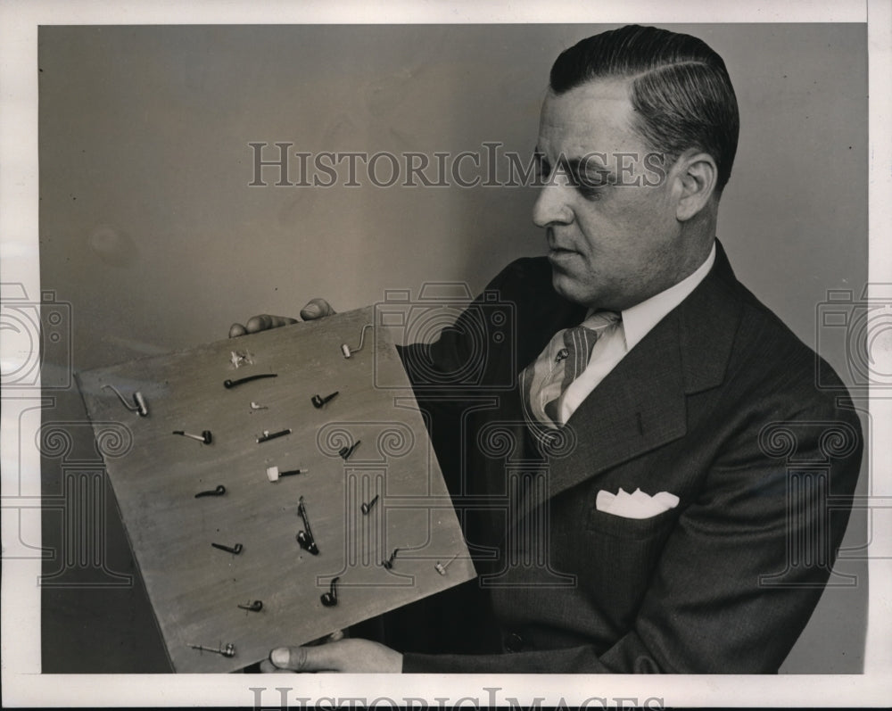 1940 Press Photo RV Fisher & mini pipes made of corn cobs