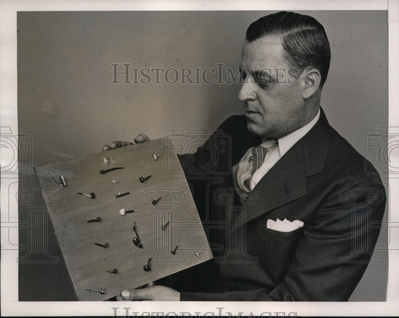 Load image into Gallery viewer, 1940 Press Photo RV Fisher &amp; mini pipes made of corn cobs
