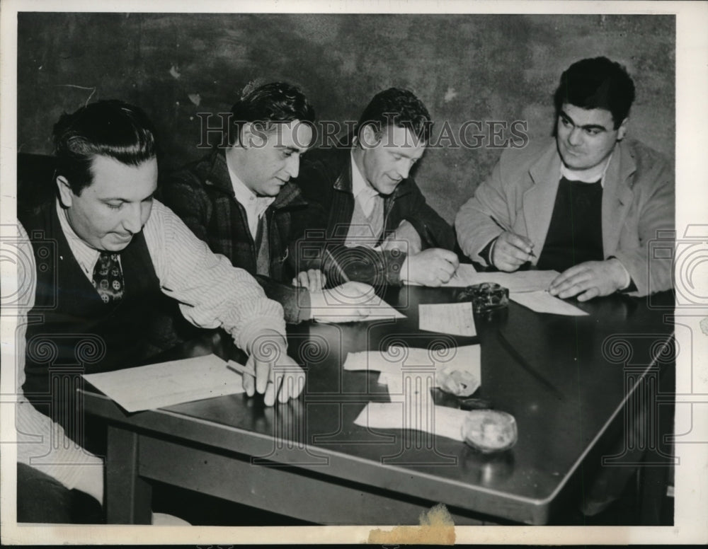 1945 Press Photo P Lettier C O'Connell G Solomon Sign Up For War Work Allentown