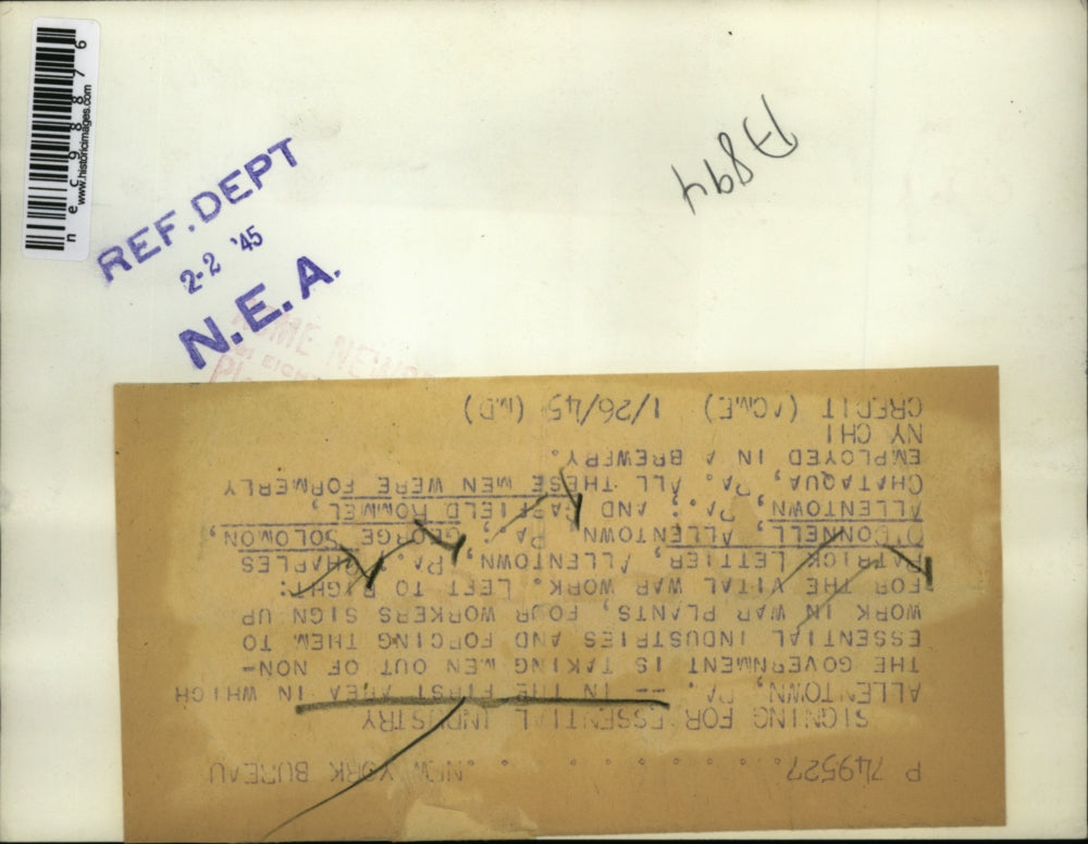 1945 Press Photo P Lettier C O'Connell G Solomon Sign Up For War Work Allentown