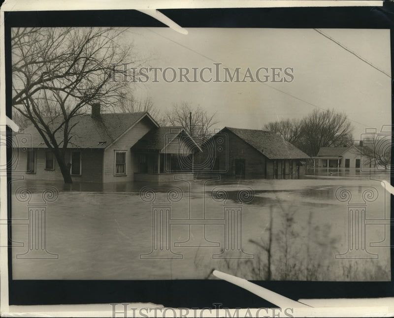 Load image into Gallery viewer, 1928 Press Photo Ottawa Kansas flood waters surround homes - nec98888
