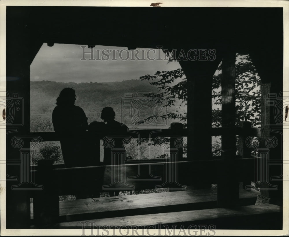 1939 Press Photo Vistors on a porch look at autumn's fall foliage