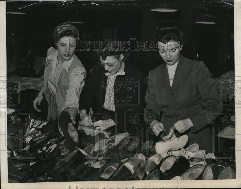1946 Press Photo VolunteersTook A Hand In Helping Their Stricken Neighbors - Historic Images