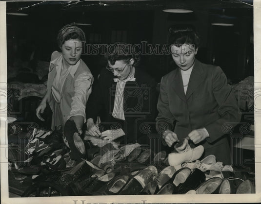 1946 Press Photo VolunteersTook A Hand In Helping Their Stricken Neighbors - Historic Images