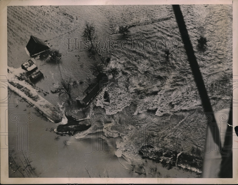 1937 Press Photo The Mississippi River, at flood stage, in New Madrid, MO.