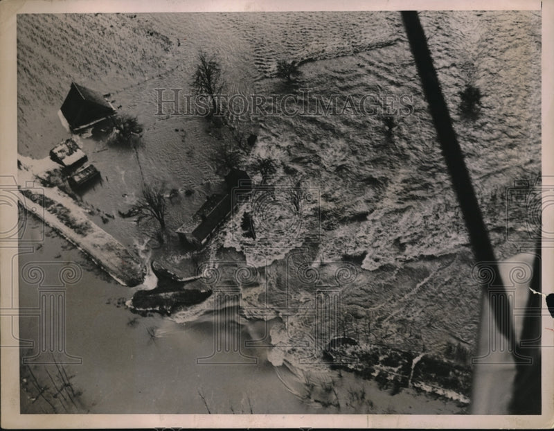 Load image into Gallery viewer, 1937 Press Photo The Mississippi River, at flood stage, in New Madrid, MO.

