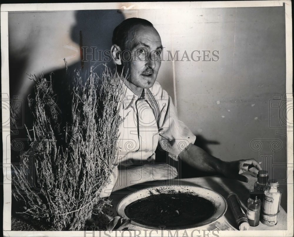 1942 Press Photo Old cowboy turned inventor Hoppie says about quinine extraction