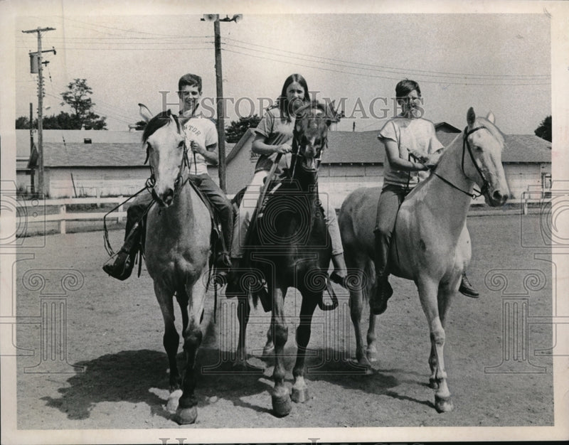 Load image into Gallery viewer, 1968 Press Photo Keith Hall, Meville Elgin, Sheldon Groswell at horseshow in Oh

