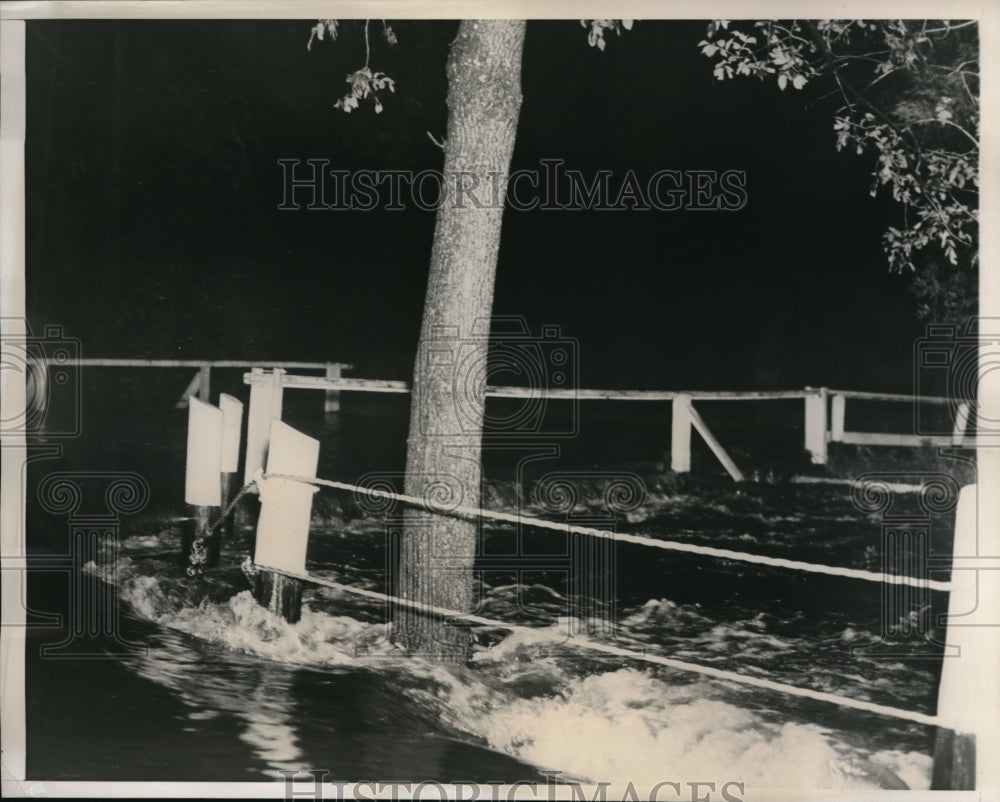1938 Press Photo Danbury Conn floodwaters of teh Norwalk River over a bridge