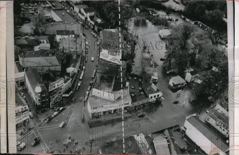 Load image into Gallery viewer, 1955 Press Photo Parts of Danbury are flooded and half of it is dry. - nec98988

