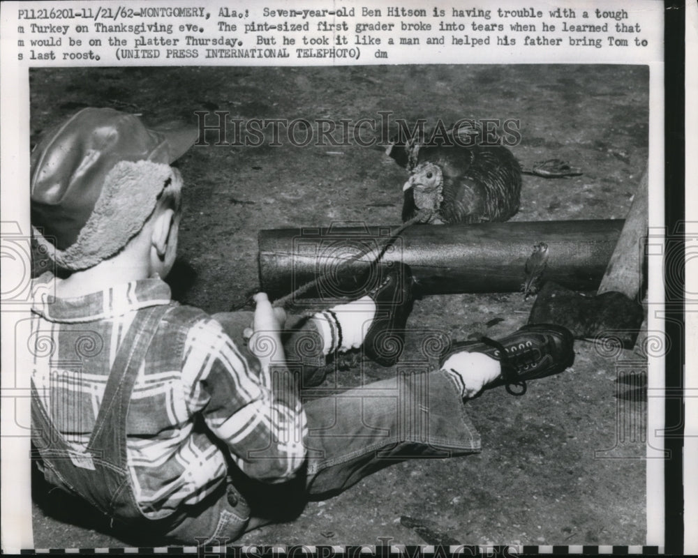 1962 Press Photo B.Hitson having a hard time catching a turkey for thanksgiving