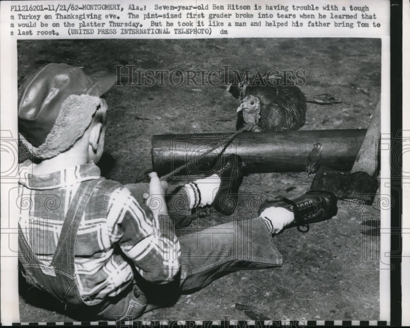 Load image into Gallery viewer, 1962 Press Photo B.Hitson having a hard time catching a turkey for thanksgiving
