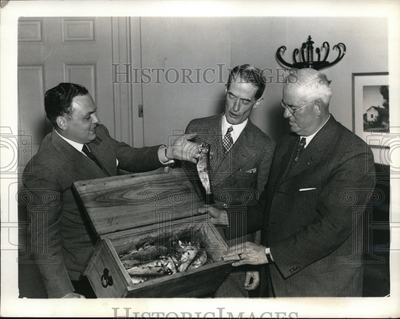 Load image into Gallery viewer, 1937 Press Photo Wood presented to Roosevelt the first trout he caught
