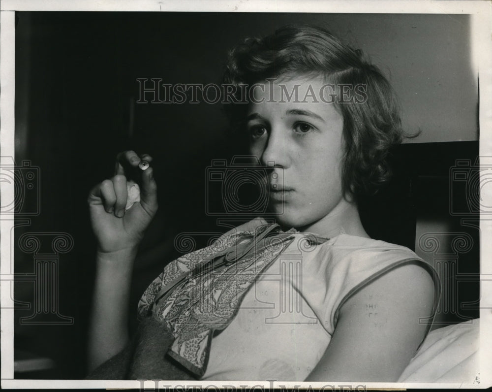 1933 Press Photo Dr. Shumaker removes a penny whistle out of Helen's throat