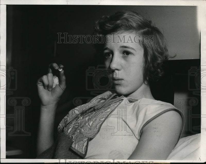 Load image into Gallery viewer, 1933 Press Photo Dr. Shumaker removes a penny whistle out of Helen's throat
