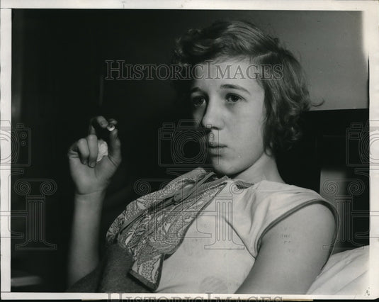 1933 Press Photo Dr. Shumaker removes a penny whistle out of Helen's throat