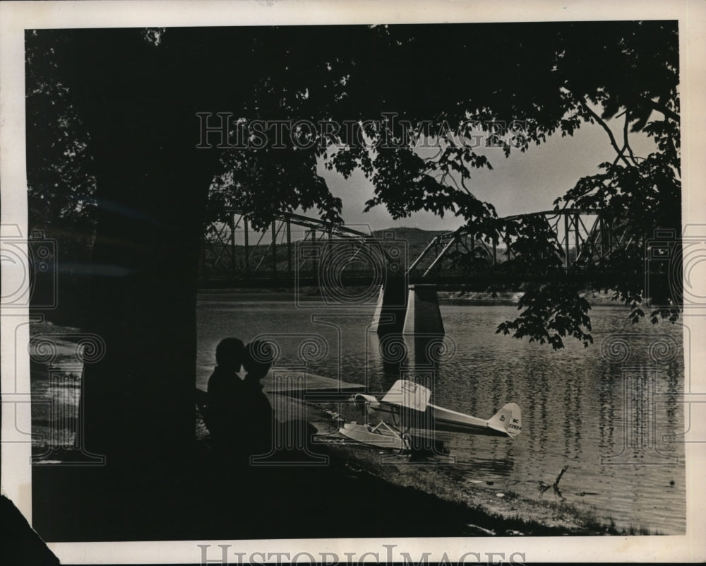 1941 Press Photo Couple sitting on the lake enjoying a romantic evening