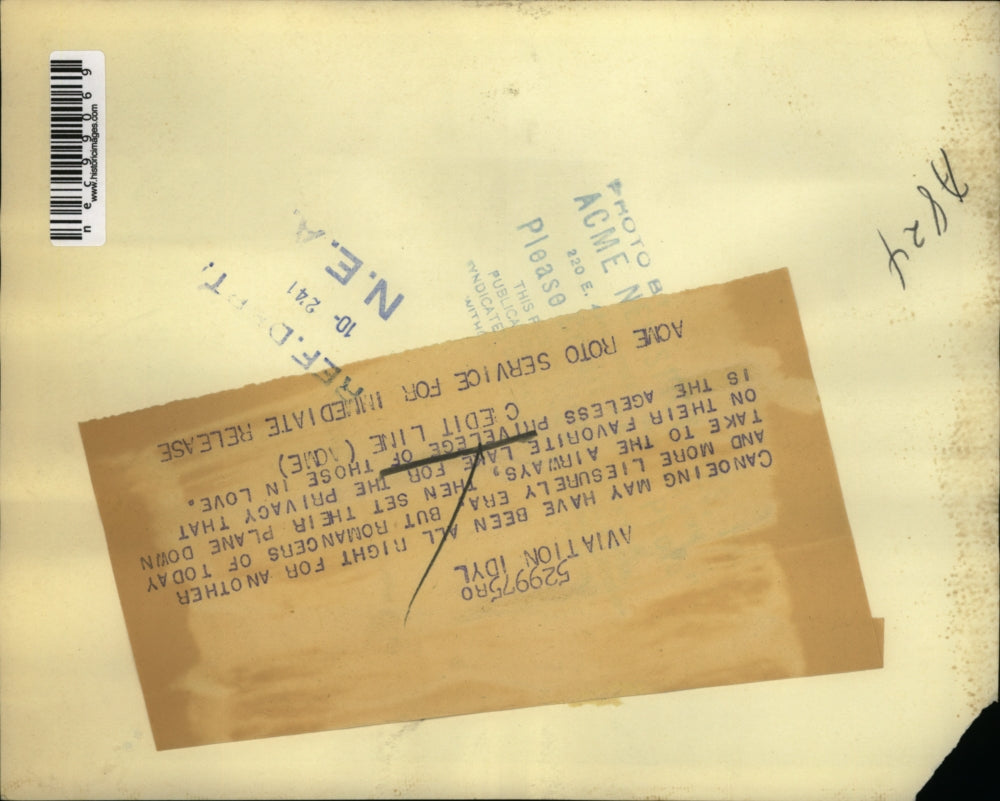 1941 Press Photo Couple sitting on the lake enjoying a romantic evening