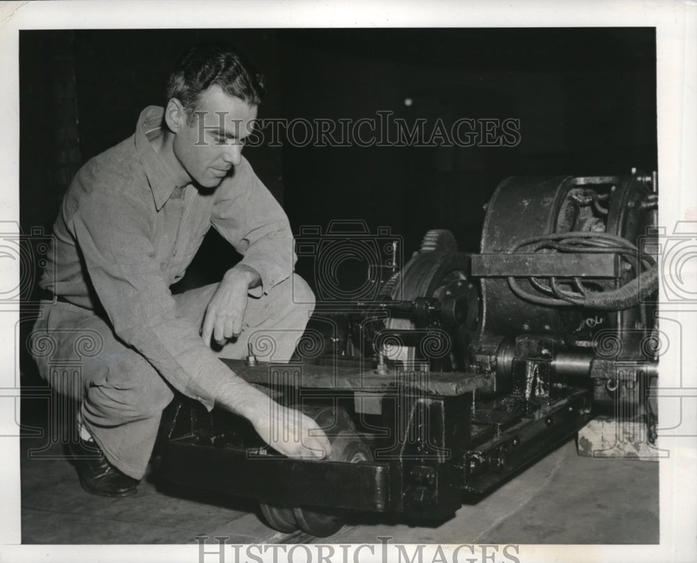 1939 Press Photo Workmen putting the finishing touches on a new Subway